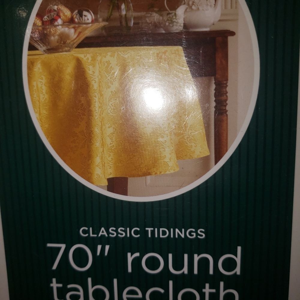 70 " round gold classic tidings NWT tablecloth